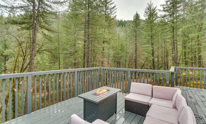 Lakehead Cabin | Private Cabin w/Forest Views & Grill in Lakehead!