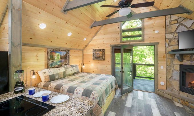 Pittman Center Cabin | Private Cabin w/Modern Amenities, Cozy Couple Getaway