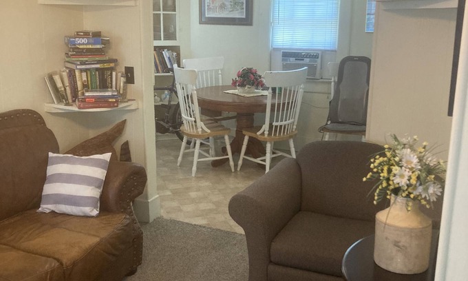Rosewood Apartment | Private Charleston SC themed cooks kitchen 1 bed 1 bath apartment Columbia SC