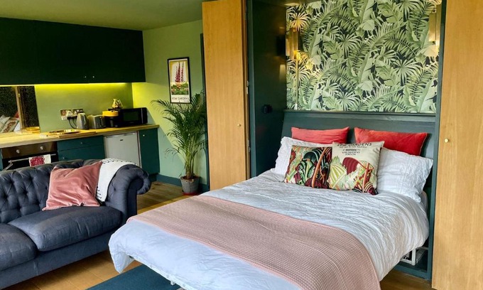 Kew Apartment | Private & cosy garden lodgings