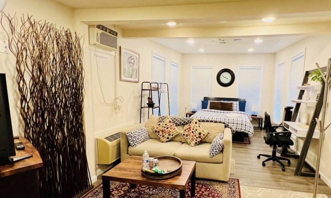 Alderwood Manor Cottage | Private Cottage, 5 mins to Groceries & Alderwood mall!