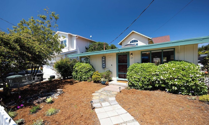El Granada House | Private Cottage House - Walk to Beaches, Harbor,Food, Trials, so much more