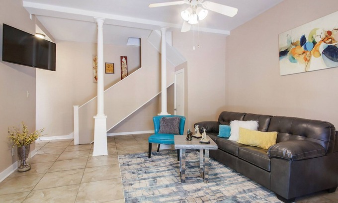 Faubourg Livaudais Condo | PRIVATE COURTYARD! ST.CHARLES AVE! GARDEN DISTRICT!