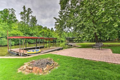 Mid America House | Private Deck and Dock Home on Lake Hamilton!