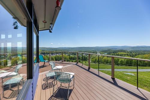 White River Junction House | Private deck facing the Green Mountain Valley