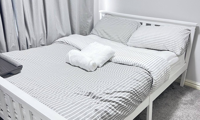 Wigan House | Private Double Room in Peaceful Neighbourhood close to Wigan City Centre.