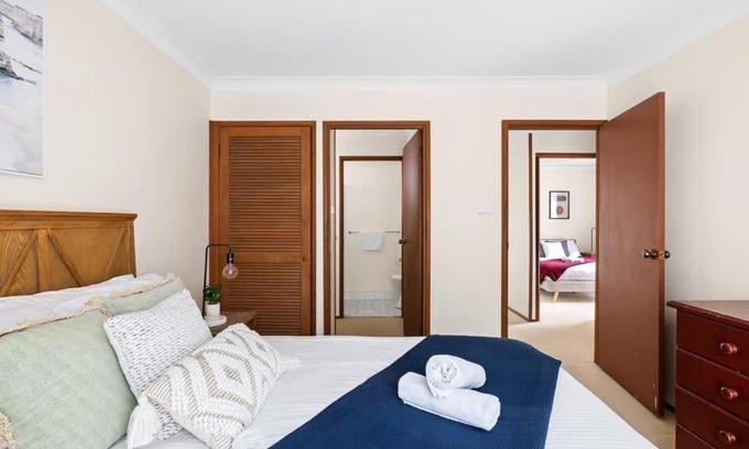 Milperra House | Private Ensuite Queen Room - Centrally Located at Milperra