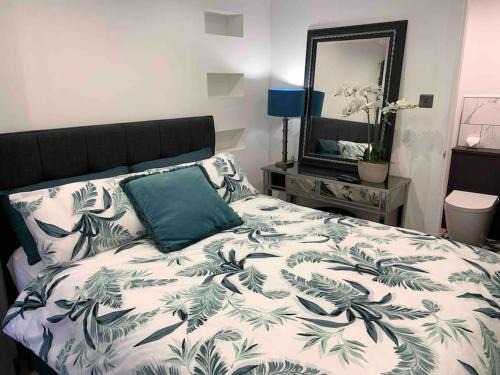 Salford Apartment | Private entrance 1 bed studio Salford - Perfect location for Concerts, RHS Gardens, Manchester City Centre and Salford Quays