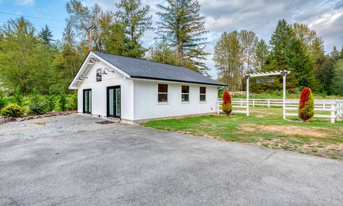 Cottage Lake House | Private Farmhouse Estate w/Barn ✔ Wedding, Event