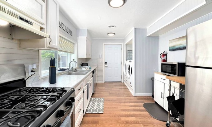 South Kansas City House | Private Feel | Monthly Stays | Fire Pit | Fast Wifi | 2 Queens | Huge Lot | Off-Street Parking