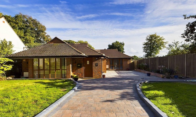 Runnymede Ski Chalet | Private Four Bedroom Bungalow in Chertsey