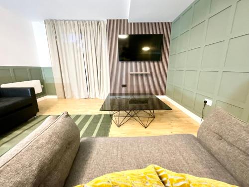 Cheetham Hill Apartment | Private Garden Apartment with Geodome