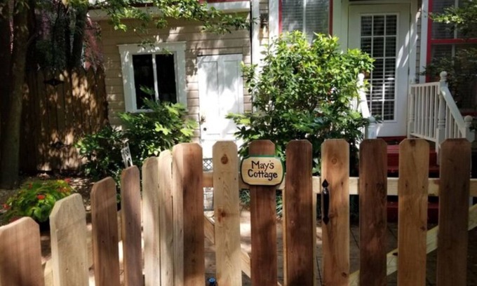 Downtown Little Rock Cabin | Private Garden, Jacuzzi Tub, Fireplace, In-Cottage Breakfast & Walking Distance to SoMa Are Just the Beginning!