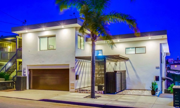 Mission Hills Apartment | Private Garden ~ Spa Bath ~ Chic Retreat ~ Central