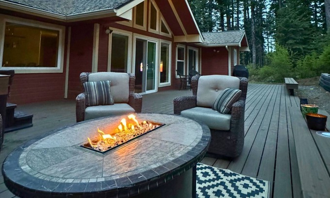 Tamarack House | Private Getaway w/Hot Tub: Close to Lake & Tamarack
