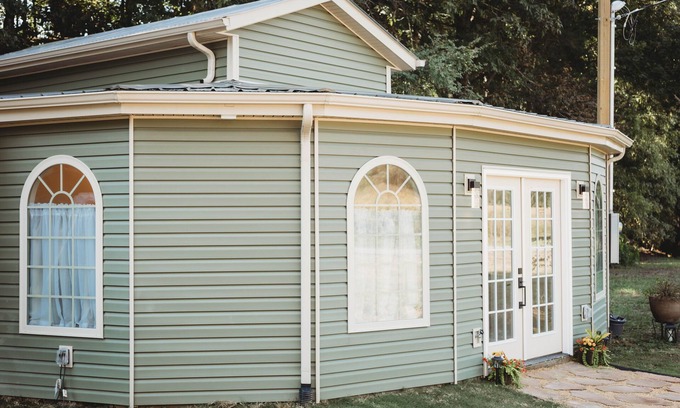 Jefferson City Apartment | Private Greenhouse Style Guesthouse! 15 min from the lakes and close to gburg!