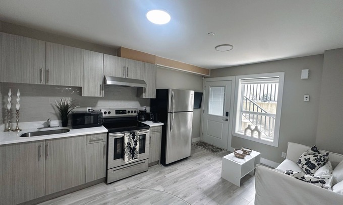 Vancouver South House | Private Guest Suite close to airport & downtown