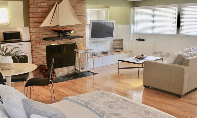 Beverlywood Apartment | Private Guest Suite in LA's Idylic Westside