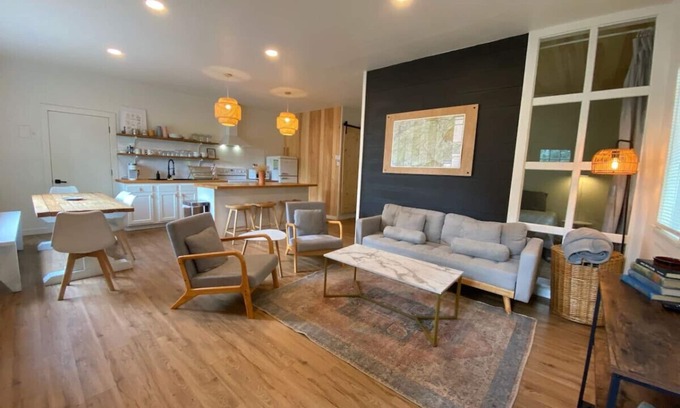 Knoxville House | Private Guesthouse - Quiet Space