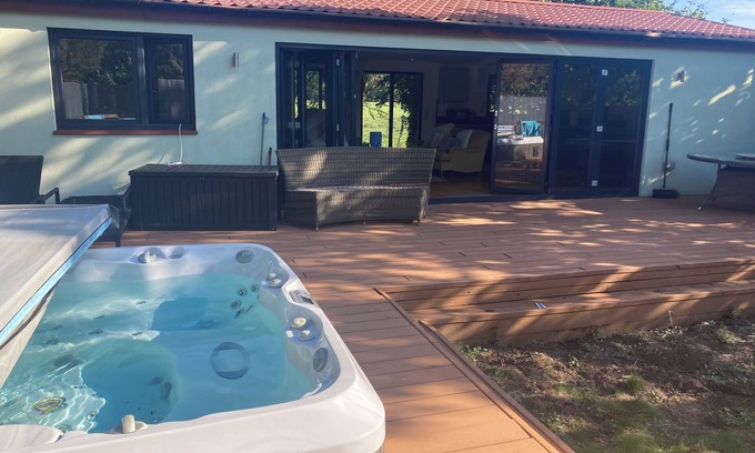 Runnymede Apartment | Private Guesthouse, with garden views and jacuzzi