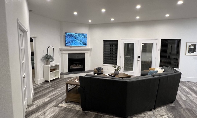 Boise House | Private Heated Pool & Hot Tub - Centrally Located Upscale 4-Bedroom Home