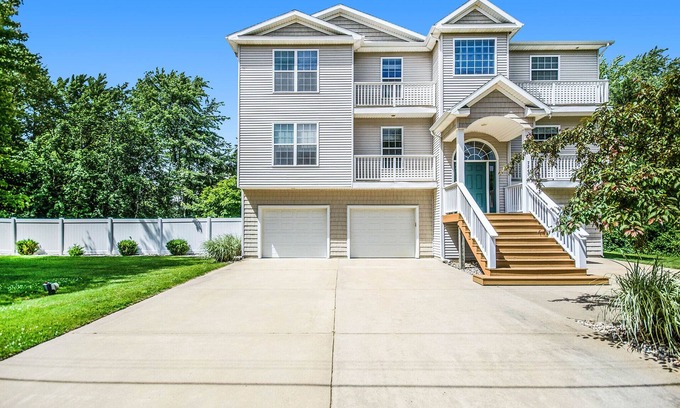 Miami Park House | Private heated pool, Lake Michigan, tram to beach, fire pit, gas grill