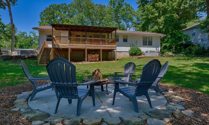 Guntersville House | Private Hilltop Retreat on Cozy 1+ Acres with Boat Parking