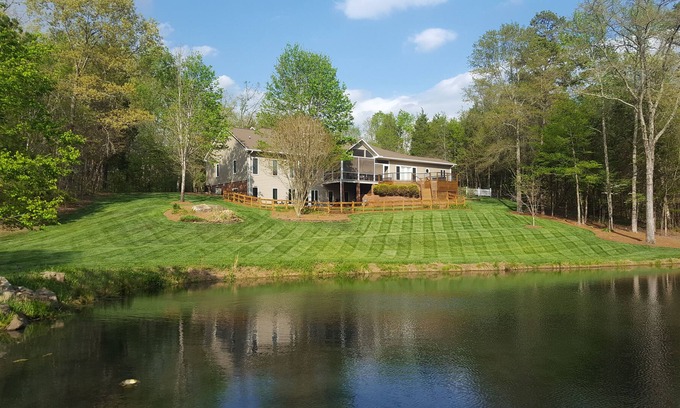 Mocksville House | Private Home on 10 Acres with Pond