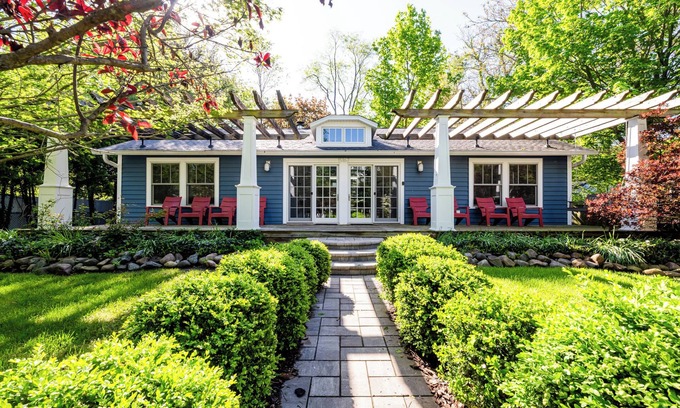 Lakeside Cottage | PRIVATE HOT TUB AND ASSOCIATION BEACH ACCESS!