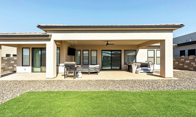 Hurricane House | Private Hot tub, By Copper Rock Golf Course!