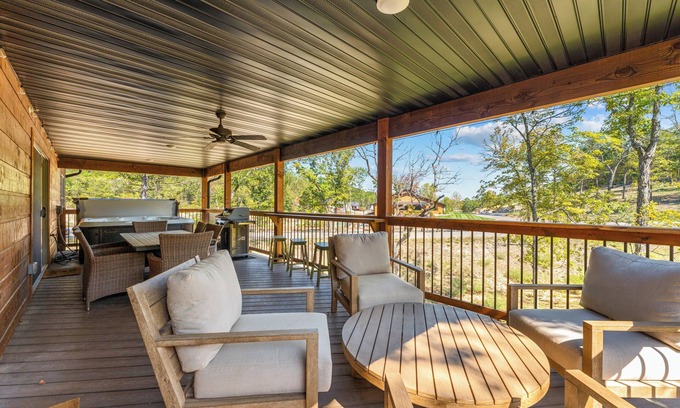 Branson Cabin | Private Hot Tub-Cozy Fireplace-Free Daily Attraction Tickets-Close to Top of the Rock