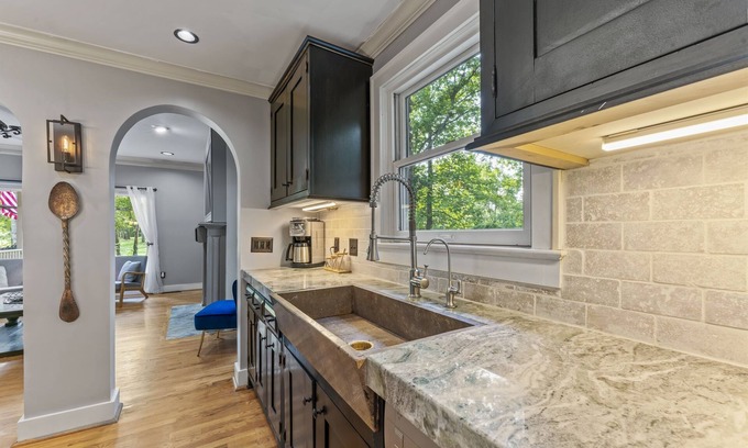 Green Hills House | Private Hot Tub ~ Fire Pit ~ 5 Miles to Downtown