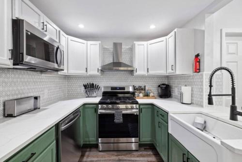 Pittsburgh House | Private Hot Tub King beds 1 Block from Butler