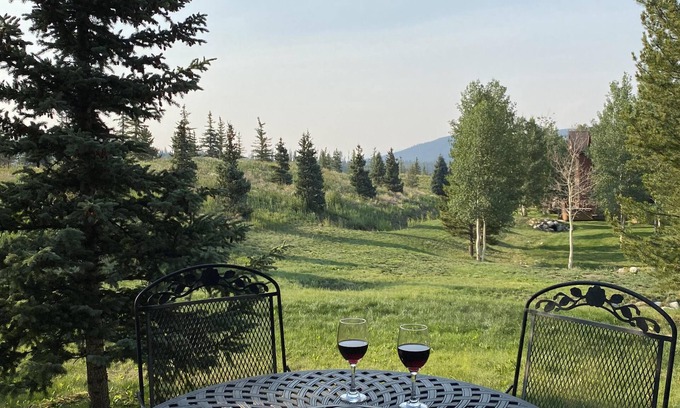 The Highlands House | Private Hot Tub, MountainScape Chalet! Family Paradise!