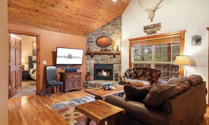 Branson West Cabin | Private HotTub! Minutes to Silver Dollar City! First Responder Owned! Local Hero at Stonebridge! WOW