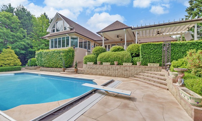 Hartwell House | Private House Retreat on Beautiful Lake Hartwell with Private Pool