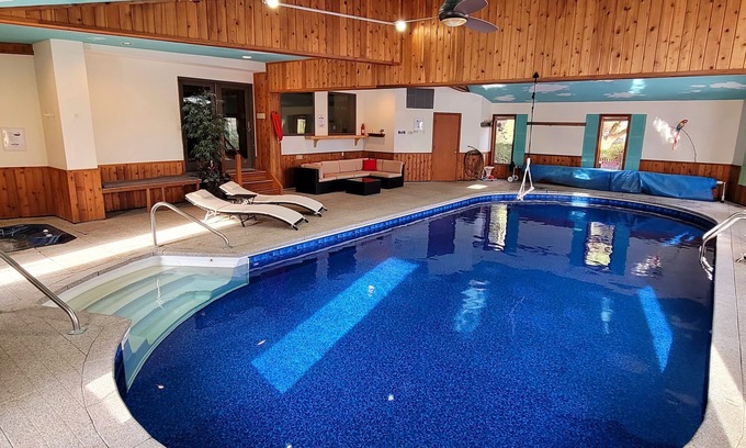 Earlville House | Private INDOOR HEATED POOL + Hot Tub + Game Room - Family Friendly