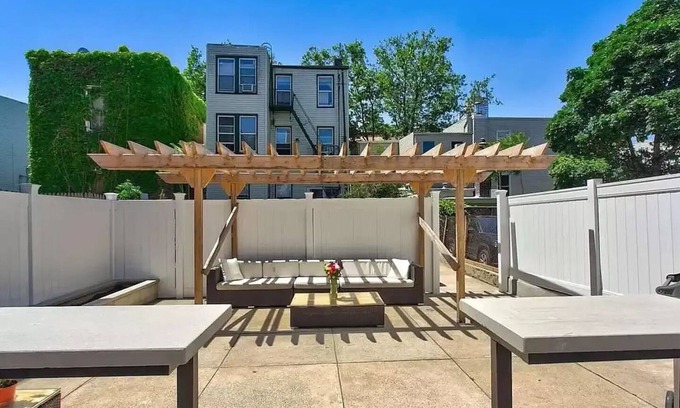 The Heights Apartment | Private Jersey City Retreat w/Backyard Bonfire & Grill · 20mins to NYC