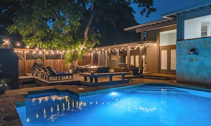 Shearer Hills - Ridgeview House | Private Jetted POOL, Firepit & BBQ in a Stunning House By Airport