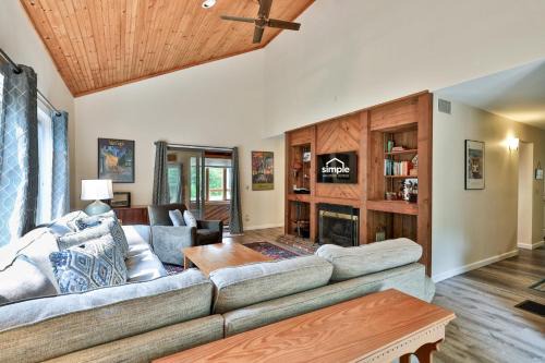 Killington House | Private Killington Home with Indoor Hot Tub and 2 Living Rooms