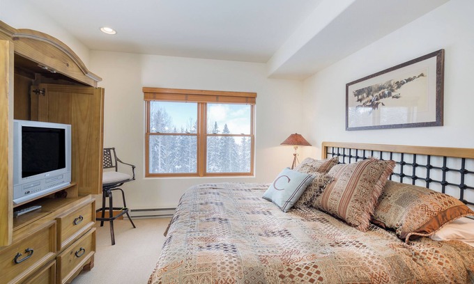 Mountain Village Hotel | Private King Room With All of the Perks of the Bear Creek Lodge