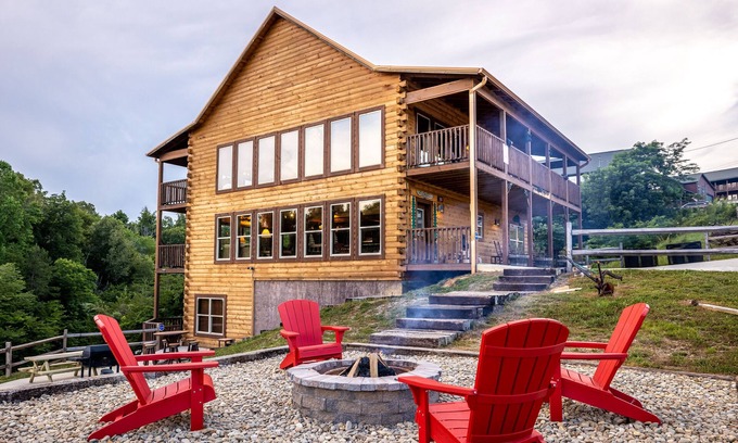 Sevierville Cabin | Private Lake- Amazing Views -2 Acres - Lux Cabin