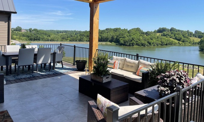 Dry Ridge House | Private Lake Front Getaway with Amazing views mins from ARK