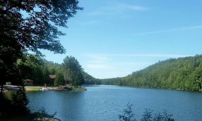 Ripon House | Private Lake - Large House (8 adults) & 2 Bunk Houses (6 kids & 2 adults)