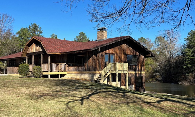 Jones Mills Cabin | Private Lake Lodge, Gated Retreat, Sleeps 12, Near Hot Springs