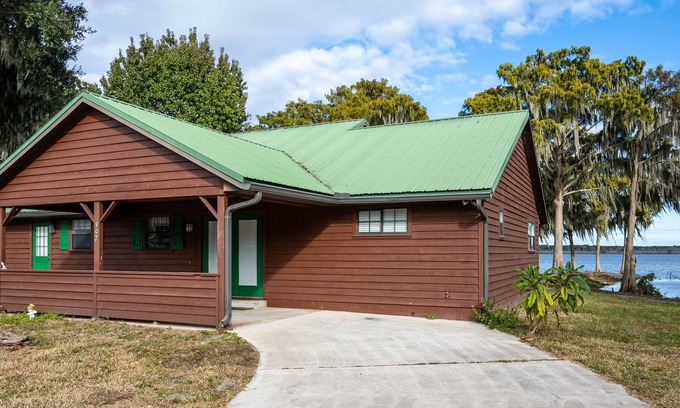 Lake Panasoffkee House | Private Lake View House Rental close to wonderful Big Bass Grill restaurant