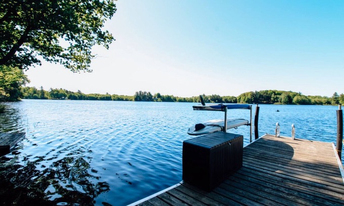 Frontenac House | Private Lakeside Cottage