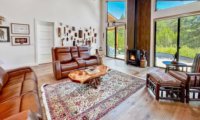 Donnelly House | Private Lakeside Lounge W/Hot Tub