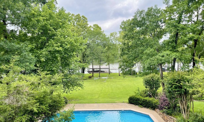 Mid America House | Private Lakeside Retreat w/private pool & boat dock. 15 to downtown Hot Springs.