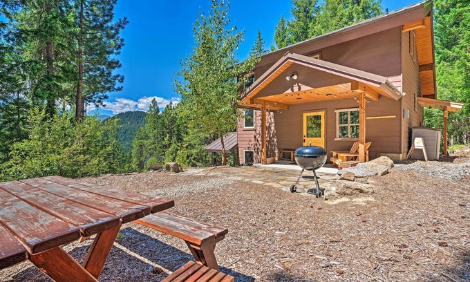 Leavenworth Cottage | Private Leavenworth Cabin w/Mtn Views & Fire Pit